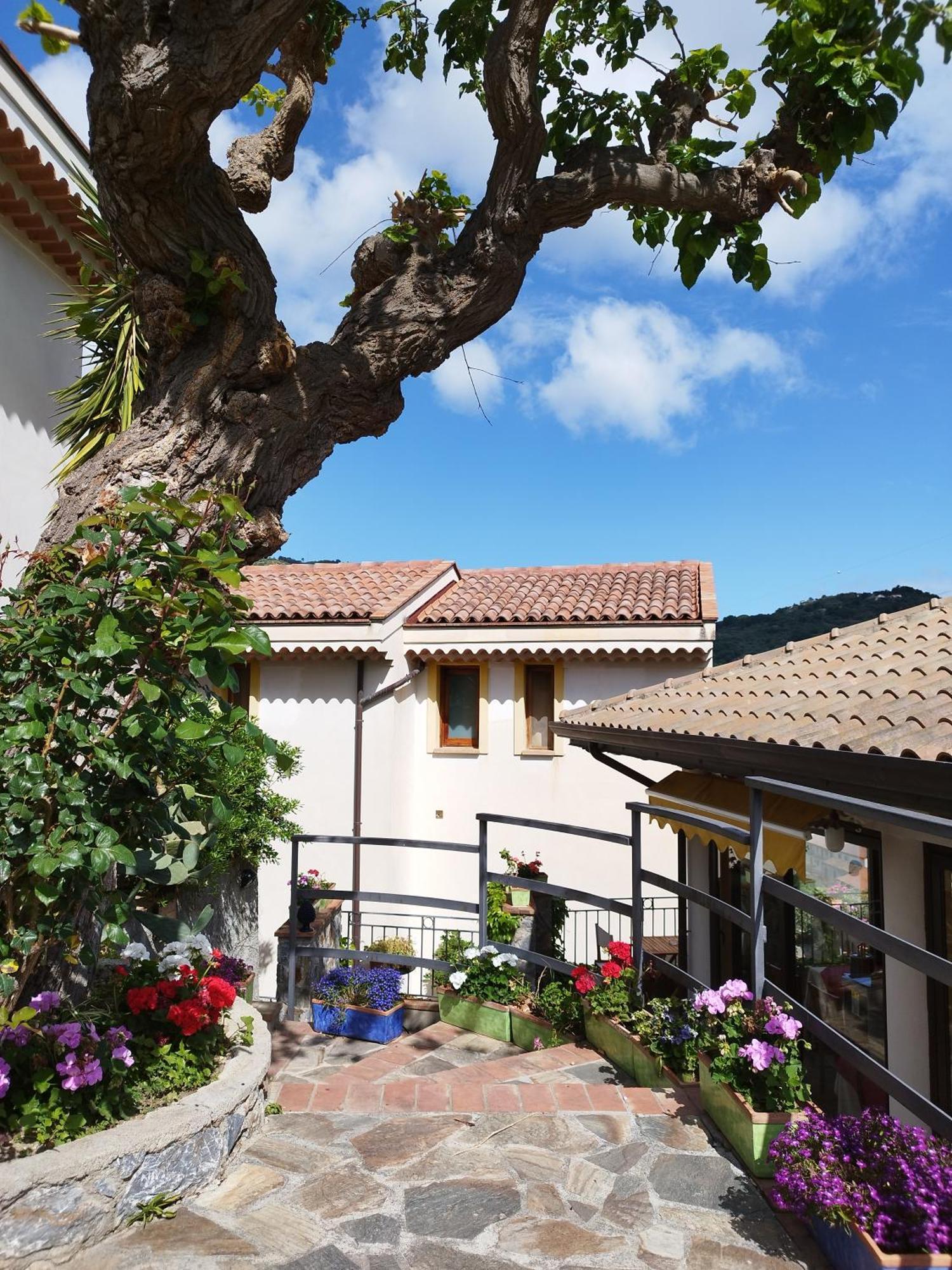 Borgo San Francesco Hotel Gioiosa Marea Exterior foto